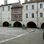 Un chemin de ronde incliné mène à la place des Cornières aux couverts marchands.