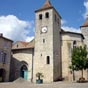 L'église Saint-Barthélémy possède un clocher carré très sobre.  Elle présente deux façades des XIVe et XIXe siècles. Elle a été agrandie et voûtée d'ogives de 1591 à 1654 : abside à cinq pans, large nef unique à trois travées flanquée de six chapelles, cl