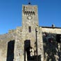 Le village est ceint d'un rempart polygonal de 270 m de tour presque intact sauf à l'est. L'enceinte s'ouvre à l'ouest par une haute porte fortifiée à brêtèche. Le pont-levis qui le précédait est aujourd'hui remplacé par un pont fixe encadré de deux pilie