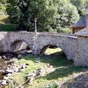 Saint-Chély-d'Aubrac : Vieux pont enjambant la Boralde, classé au patrimoine mondial de l'UNESCO.