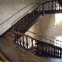 Belle cage d'escalier à l'intérieur du bâtiment principal.