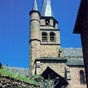 L'église paroissiale est dédiée à Saint Côme et à saint Damien. Elle a été édifiée en 1522, agrandissant celle qui existait depuis le XIIIe siècle.