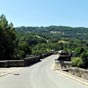 Vous quittez Saint-Côme en franchissant ce pont à becs sur le Lot.