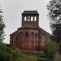 La chapelle de Perse fut édifiée au lieu où Saint Hilarian aurait été, en 730, décapité par les Sarrasins. En grès rose et blanc sous son toit d’ardoise bleue, elle est de style roman très pur : le chœur est du XIe siècle, le reste du XIIe siècle, à l'exception des chapelles gothiques ajoutées en 1471. 