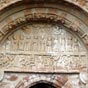 Sur le tympan-linteau du portail se trouve la Vierge entourée de dix apôtres. Le linteau présente le jugement d'une âme. 