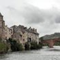 Arrivée à Espalion : Le Pont vieux. Une voie romaine secondaire traversait le Lot en cet endroit. Le Pont vieux, construit sous Saint Louis en pierre rose, était gardé à l'entrée et à la sortie par des tours fortifiées (crédit photo M. Jérémie).