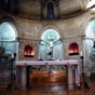 Estella : Eglise San Pedro de la Rúa. Cette église était connue au XIIIe siècle sous le nom Saint Pierre le Majeur.   À remarquer les trois absides romanes, dans celle du centre une colonne est faite de trois serpents entrelacés.