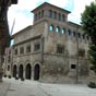 Le Palais des rois de Navarre, aussi connu comme le « Palais des Ducs de Grenade d'Ega » c'est le seul bâtiment roman à caractère civil existant en Navarre. Il s'agit d'un bâtiment roman construit dans la seconde moitié du XIIe siècle, situé sur la place 