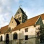 L'église Saint-Basile fut fondée au XIème siècle par le roi Robert le Pieux, elle devint vite prospère car c'était le lieu de culte du quartier le plus riche de la ville.  L'église fut entièrement reconstruite au XIIe siècle entre 1125 et 1145 avec les no