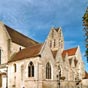 A l'origine, Saint-Gilles n'était qu'une chapelle construite entre deux paroisses importantes : Notre-Dame et Saint-Martin. Une première église fut construite en 1123 lors de la création de la place accueillant le marché au blé institué par Louis VI le Gr