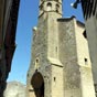 Fanjeaux : Eglise N-D. de l'Assomption, elle fut construite en 1278 sur les vestiges d'un temple de Jupiter. C'est un édifice gothique languedocien avec une large nef à charpente apparente bordée de six chapelles. Son clocher abrite un carillon manuel de 