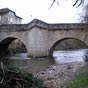 Nous arrivons à Figeac au pont du Pin. C'est un pont médiéval comprenant deux voûtes construites au XIIIe siècle et une troisième au XVe siècle. Cette dernière enjambait le bief amont du moulin de Paramelle. Ce pont doit son nom à un grand pin disparu à la Révolution.