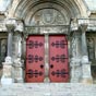 La façade de l'abbaye de Saint-Gilles peut être considérée comme un véritable « livre de pierre » à destination des fidèles, souvent illettrés à l'époque de son édification. Réalisée par les moines de l’abbaye entre 1120 et 1160 (40 ans de travaux à elle 