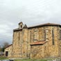 Arancou : l'église de l'Assomption date du XIIIe siècle. Une source la traverse souterrainement. 