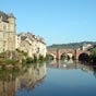 Le Pont vieux a été construit vers le XIe siècle par les seigneurs de Calmont. Jalonné dès le XIIe siècle de diverses échoppes, il fut au XVe siècle inclus dans le système de fortifications de la ville et doté de trois tours, puis en 1588 la dernière arch