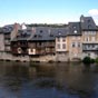 Sur les rives du Lot s'alignent les façades des maisons pittoresques aux balcons de bois en encorbellement et toits pentus. Ce sont d'anciennes tanneries, les « calquières », dont les larges pierres en degrés, appelées « gandouliers », formant saillie plo