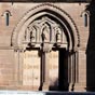  Le portail central s'orne dans son tympan des statues du Bon Pasteur, de saint Jean-Baptiste et du patron de la cité, saint Hilarian.