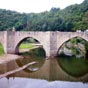 Le pont d'Estaing permet de franchir le Lot entre Sébrazac en rive gauche et Estaing sur l'autre rive. Ouvrage en schiste avec un couronnement de calcaire, il est construit à partir de 1490. Ses trois piles sont protégées par des becs, triangulaires vers 