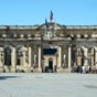 Palais Rohan, siège de l'hôtel de ville. Ancien palais archiépiscopal, construit entre 1771 et 1784. C'est l'archevêque Ferdinand Maximilien Mériadec de Rohan qui lui donne son nom puisque le palais fut construit à sa demande. Rohan commence par faire dém