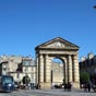 Porte Dijeaux et Place Gambetta : Entrée monumentale de la ville au XVIIIème siècle, la porte Dijeaux, bâtie par Voisin entre 1748-1753 et la place Gambetta, dotée d'un des ensembles architecturaux urbains les plus importants de Bordeaux, sont l'œuvre de l'architecte André Portier. Le décor est de Clair Claude Francin. La porte Dijeaux est en pierre de Frontenac, pierre dure et dense, habituellement utilisée pour les fondations d’un bâtiment (pour les parties supérieures on utilise habituellement la pierre de Bourg). On peut remarquer dans cette pierre poreuse, des sédiments de coquilles. Son nom est en rapport avec le temple de Jupiter qui se dressait à cet emplacement à l'époque gallo-romaine. Le nom vient de la déformation du gascon « De Jòu » (de Jupiter) qui est la langue traditionnelle de Bordeaux.