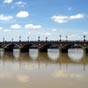 Nous allons franchir le pont de Pierre qui conduit au centre de Bordeaux. L'absence de pont sur la Garonne a longtemps été considérée par les Bordelais comme une défense naturelle face à l'ennemi. Depuis la réalisation du premier ouvrage en 1821, le pont 