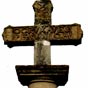 Hendaye : Sur le parvis de l'église Saint-Vincent, la célèbre et mystérieuse croix cyclique d'Hendaye révélée par Fulcanelli dans Le Mystère des Cathédrales. 