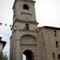 Urrugne : L'église Saint-Vincent est une église de la Renaissance, dans un style espagnol. On y retrouve des meurtrières à mousquets. Le porche est orné d'un cadran solaire à côté duquel on peut lire la maxime latine Omnes Vulnerant Ultima Necat (« toutes