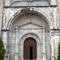 Portail de l'église Saint-Vincent. Sur le tympan, au-dessus du porche d'entrée, vous remarquerez un saint Jacques et son bourdon.