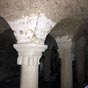 En se plaçant à un endroit précis on entrevoit entre deux colonnes la silhouette d'un curieux personnage.... L'âme d'Isis planerait-elle dans la crypte de l'église ?