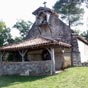 Saugnac-et-Muret : la chapelle Saint-Roch date du XIIe siècle. Elle est bâtie son airial (terme exclusif des Landes qui désigne un terrain couvert de pelouse et planté de quelques chênes). A noter le pignon tiangulaire avec hourd et le poche-auvent en boi