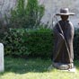 A Moustey, se trouvent la borene des 1 000 km et une statue de pélerin sculpté de bois, oeuvre de l'artiste  MIER.