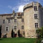 Le  château de Flamarens est une de ces gentilhommières gasconnes avec fenêtres et mâchicoulis, à la charnière du fortin passé, et de la résidence nouvelle, logis carré aux deux tours rondes.