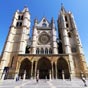 León : la cathédrale est dédiée à sainte Marie la Blanche, elle rappelle les cathédrales gothiques du XIIIe siècle dans le nord de la France. Sa façade , enrichie de trois portils, compte de nombreuses statues.