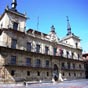 León : bâtiment public de façade baroque flanquée de deux tours, sur la Plaza Mayor. C'est l'ancien 