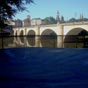 Logroño : Pont sur l'Ebre. Il est la clef du développement de la cité. Sans doute ses sept arches actuelles en plein cintre, ses piles cylindriques, ne datent-elles que de 1884. Mais il remplaçait un pont véritablement roman qui aurait été construit au XI