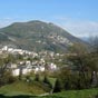 Le pic du Jer (948 m) au pied duquel s'étend la ville de Lourdes, est accessible par le funiculaire qui porte son nom. Reconnaissable à sa grande croix illuminée la nuit, il offre un magnifique panorama.