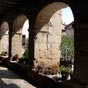 Du cloître, au nord de l'église, il ne reste qu'un bout de salle capitulaire avec porte romane. Vendu à la Révolution, il est devenu place publique, mais on retrouve le dessin de ses arcades dans les maisons qui le bordent.