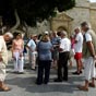 Nos confrères à l'écoute de Mariella, notre guide...