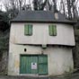 La Maison de la Fée (en basque Laminaren Etxea), 8 rue du Fort, réputée la plus ancienne de Mauléon. Elle porte la date de 1485 mais date plus probablement de 1785. Elle reflète l'habitat paysan traditionnel, avec une grande porte au rez-de-chaussée pour 