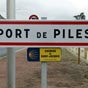 Port de Piles: Sa situation au bord de la Creuse et la découverte de "piles" , sans doute de l'époque gallo-romaine, expliquent son nom.