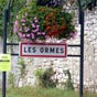 Les Ormes se présente 4,4 km avant d'atteindre Dangé-Saint-Romain...