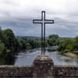 Cette croix, implanté au milieu du pont reliant les deux communes semble symboliser leur union...