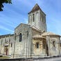 L'église Saint-Pierre a été construite en calcaire ocre au début du XIIe siècle sur l'emplacement d'un oratoire datant de 950 et dépendant de l'abbaye de Saint-Maixent.