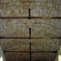 À l'intérieur de l'église Saint-Savinien, sa nef unique est couverte d'une charpente en forme de bateau renversé.