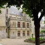 Hôtel de Ménoc : Un charmant hôtel du XVe siècle qui tire son non de la famille de Menoc qui s'installa à Melle vers la fin du XIIIe siècle. En 1841, il fut décidé d'y installer le tribunal pour ce faire les bâtiments ont été modifiés en 1846, puis une fa