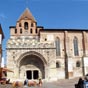 L'abbaye Saint-Pierre de Moissac abrite des chefs d'oeuvre de l'art roman. De l'édifice du XIe siècle ne subsiste plus que le massif clocher-porche, sorte de donjon avec chemin de ronde, construit dans un but défensif mais dont le dernier étage ne date que de la fin de l'époque gothique.