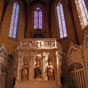 Le chœur est entouré d'une clôture en pierre sculptée, du XVIe siècle, derrière laquelle on a dégagé une abside carolingienne.