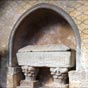 Sarcophage en marbre des Pyrénées à l'intérieur de l'abbatiale.