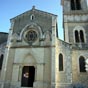 Montcuq : église Saint-Hilaire. Cet édifice au clocher octogonal, conserve un chœur du XIVe siècle avec de grandes baies gothiques et des vitrages modernes.