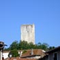 Seul vestige du château de Montcuq, le donjon haut de 24 mètres, du XIIe siècle est ouvert aux visites en juillet et août. Un escalier taillé dans la pierre mène à l'unique porte, celle de la tourelle-escalier. À travers un mur épais de deux mètres, elle 